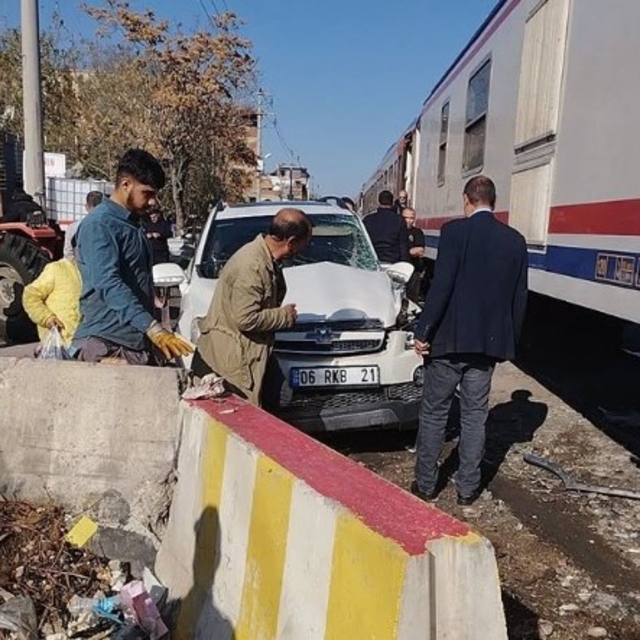 Yük treni, hemzemin geçitte otomobile çarptı; sürücü kaçtı (2)