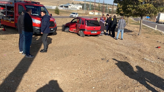 Çankırı'da hafif ticari araç ile otomobilin çarpıştığı kazada 1 kişi öldü, 4 kişi yaralandı