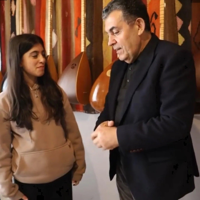 Güzel Sanatlar lisesini kazanan öğrenciye Başkan Demir'den 2 bağlama saz he...