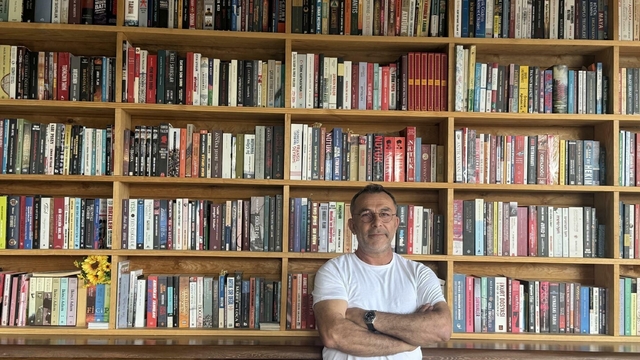 Bodrum'da büfesinde 800 kitaptan oluşan kütüphane kurdu