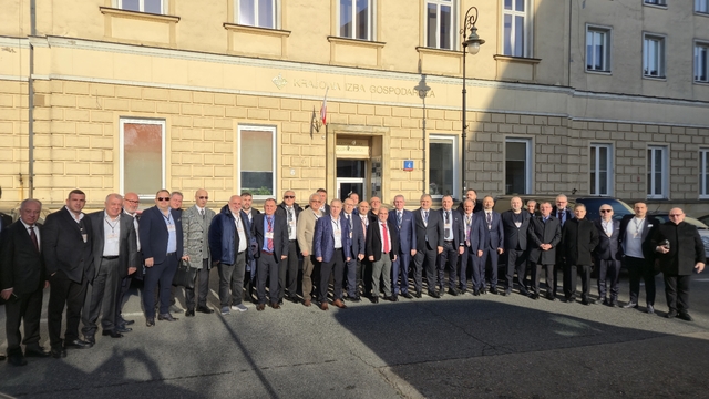 Murzioğlu: "170 ülkeye ihracat yapan, 11 organize sanayi bölgesi bulunan güçlü bir üretim şehriyiz"
"Samsun-Polonya ticaret köprüsünü güçlendiriyoruz"
Polonya'nın başkenti Varşova'da Samsun zirvesi