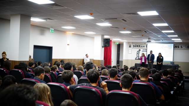 Konyaaltı Belediyesi okul kütüphanesine kitap bağışı yaptı