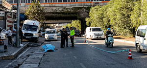 Yolun karşısına geçmek isterken otomobilin çarptığı yaya öldü