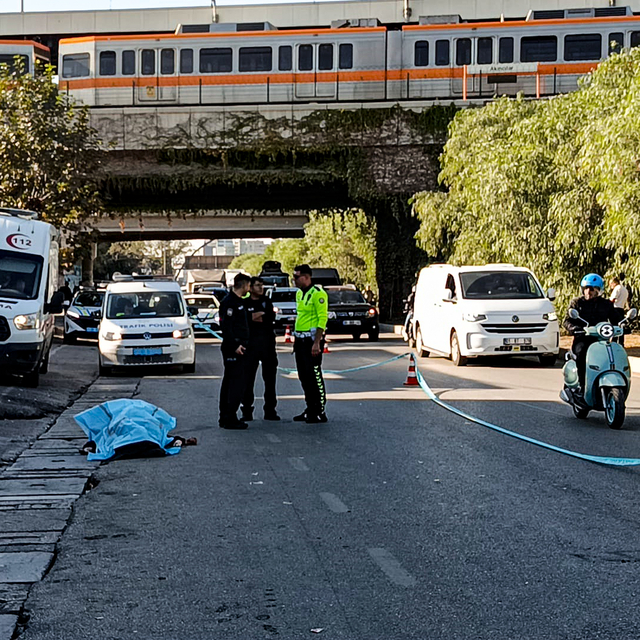 Yolun karşısına geçmek isterken otomobilin çarptığı yaya öldü