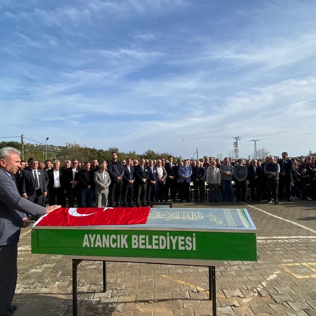 Kazada ölen öğretmen için görev yaptığı okulda tören