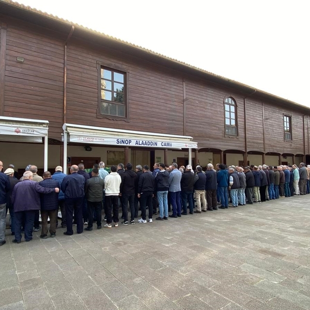 Sinop'ta çöp kamyonunun çarptığı kadın toprağa verildi