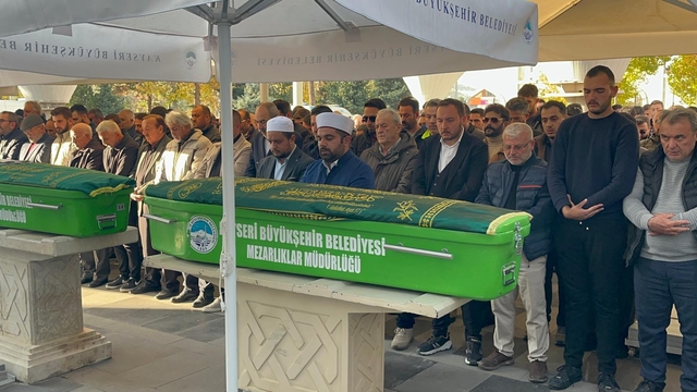 Tartıştığı babasını bıçaklayarak öldürdü; işletmenin çatısında yakalandı (2)