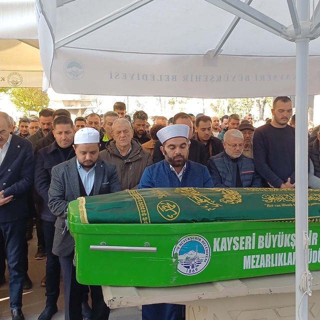 Oğlu tarafından öldürülen adam toprağa verildi
Şüpheli, çatı katında yakala...