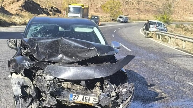 Siirt'te iki otomobilin çarpıştığı kazada 4 kişi yaralandı