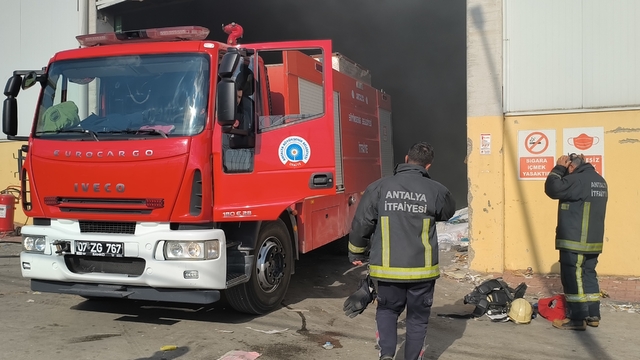 Antalya'da geri dönüşüm fabrikasındaki yangın korkuttu
Ekiplerin 45 dakikalık çalışması sonucu yangın söndürülürken, tesiste maddi hasar meydana geldi