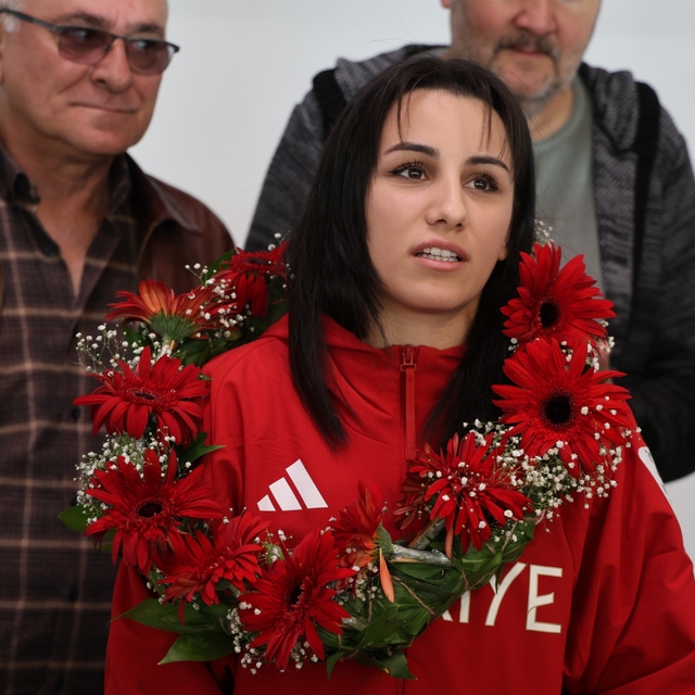 Riyad'da bronz madalya kazanan milli sporcu Berna Tut' törenle karşılandı