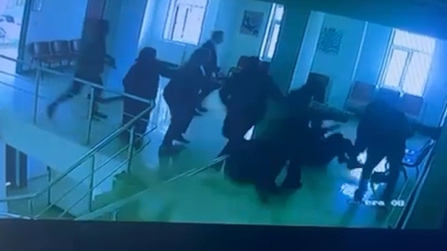 Şanlıurfa'da hasta yakını, 2 hemşireyi darbetti; o anlar kamerada