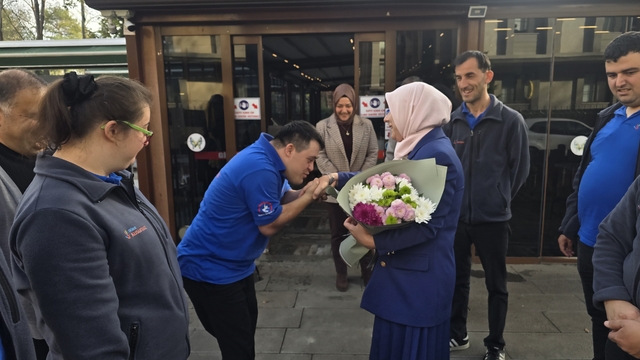 Düzce İl Milli Eğitim Müdürü'nden Kusursuz Kafe'ye ziyaret
Engelli bireylerin istihdamının arttırılması için çalışacaklar
"Toplumun artık kabullenmesi gerekiyor"