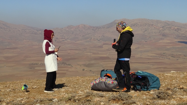 Kaymakam Öztaş, yamaç paraşütüyle Gercüş semalarını turladı
Vatandaşlar Gercüş semalarında yamaç paraşütü yapıp havada ayran içti