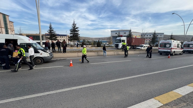 Minibüsün çarptığı yaşlı adam kurtarılamadı