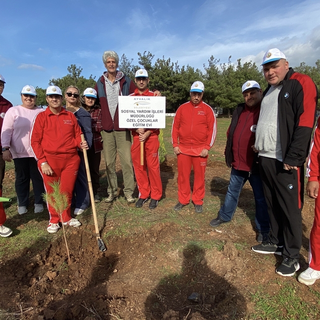 Ayvalık'ta ertelenen fidan dikim etkinliğine ilgi yoğun oldu
2 bin ağaç fid...