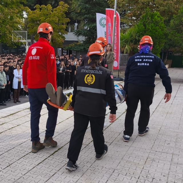 Öğrenciler, deprem tatbikatını başarıyla tamamladı