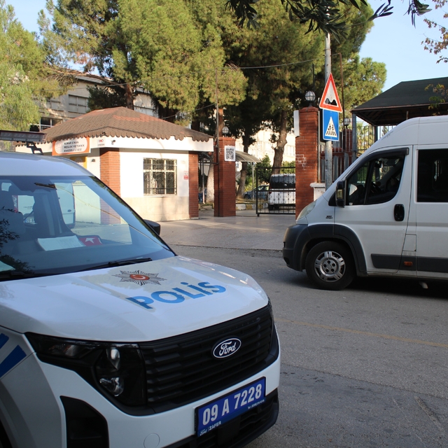 Okul önündeki tartışma kanlı bitti: 2 öğrenci bıçakla yaralandı