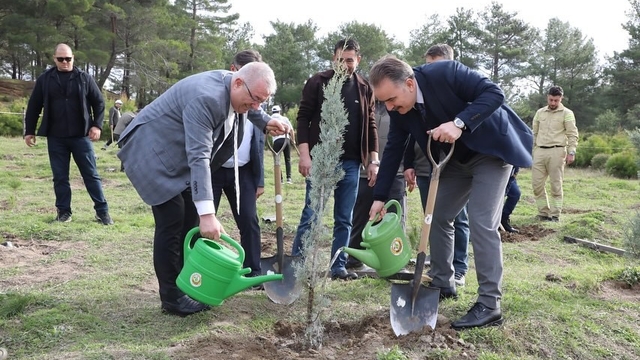 Edremit'te fidanlar toprakla buluştu