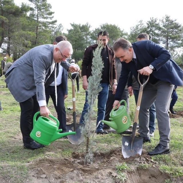Edremit'te fidanlar toprakla buluştu