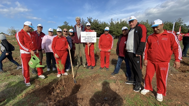 Ayvalık'ta ertelenen fidan dikim etkinliğine ilgi yoğun oldu
2 bin ağaç fidanı toprakla buluşturuldu