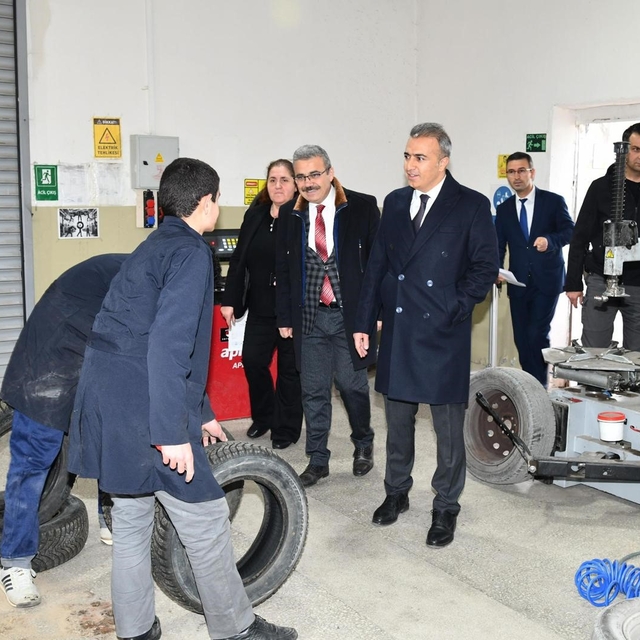 Vali Çiçek'ten okul ziyareti