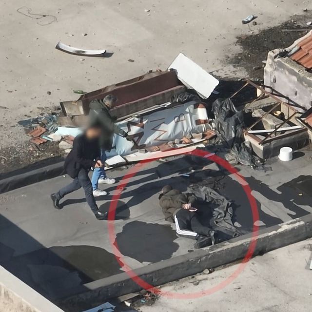 Tartıştığı babasını bıçaklayarak öldürdü; işletmenin çatısında yakalandı (3...