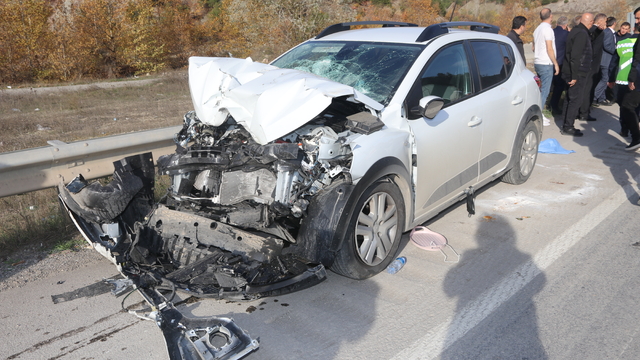 Amasya'da kamyon ile çarpışan otomobildeki 3 kişi yaralandı