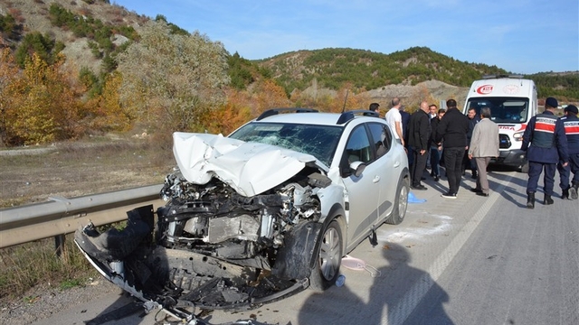 Amasya'da otomobil ile kamyon çarpıştı: 3 yaralı