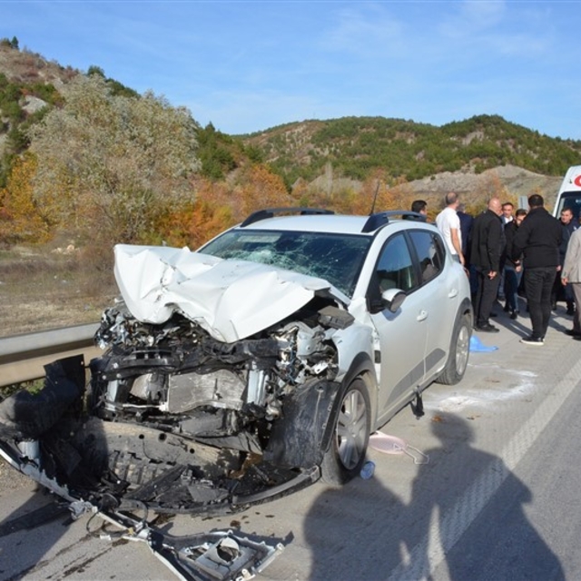 Amasya'da otomobil ile kamyon çarpıştı: 3 yaralı