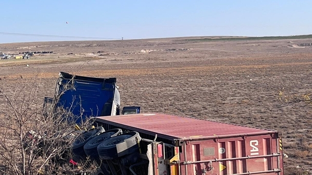 Karapınar'da çekici devrildi: 1 yaralı