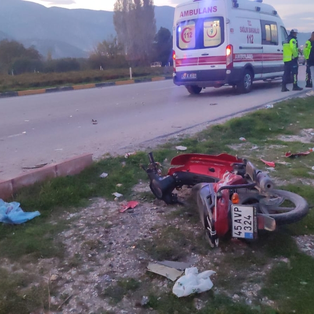 Motosiklete çarpan otomobilin sürücüsü olay yerinden kaçtı: 1 yaralı