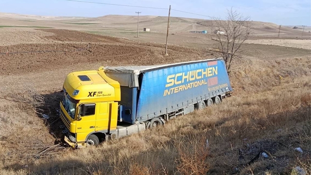 Kırıkkale'de tır devrildi: 1 yaralı