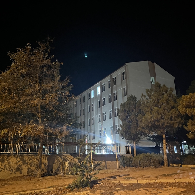 Niğde'de 6 öğrenci yedikleri pastadan sonra hastanelik oldu