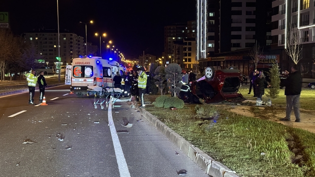 Nevşehir'de kavşakta çarpışan iki otomobildeki 4 kişi yaralandı