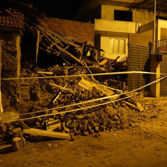 Balıkesir'de metruk bina çöktü