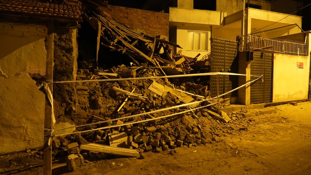 Balıkesir'de metruk bina çöktü