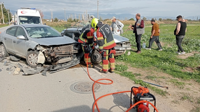 Balıkesir'de iki otomobil kafa kafaya çarpıştı: 3 yaralı