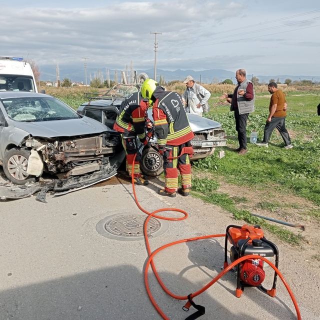 Balıkesir'de iki otomobil kafa kafaya çarpıştı: 3 yaralı