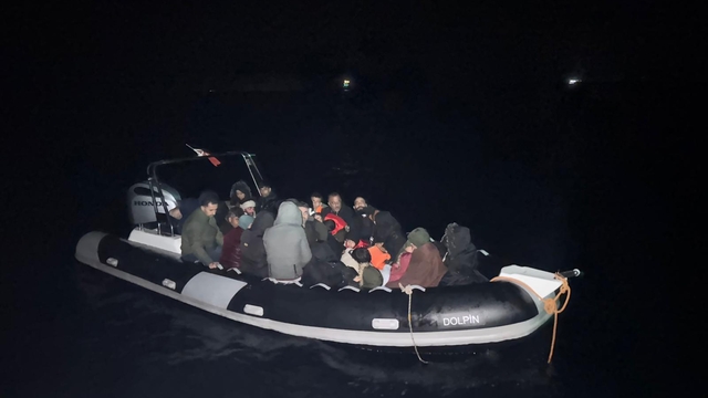 Yunanistan'ın Türk sularına geri ittiği 31 düzensiz göçmen kurtarıldı