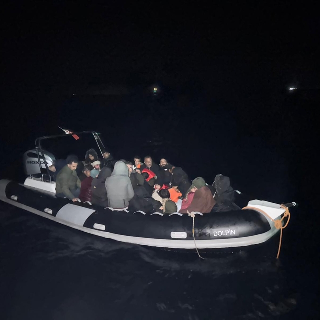 Yunanistan'ın Türk sularına geri ittiği 31 düzensiz göçmen kurtarıldı