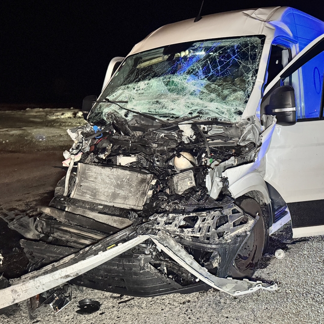 Edirne'de tıra çarpan panelvan hurdaya döndü