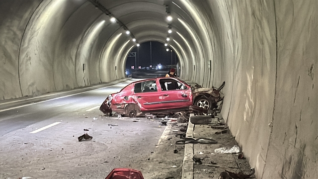 Zonguldak'ta tünelin duvarına çarpan otomobildeki 2 kişi yaralandı