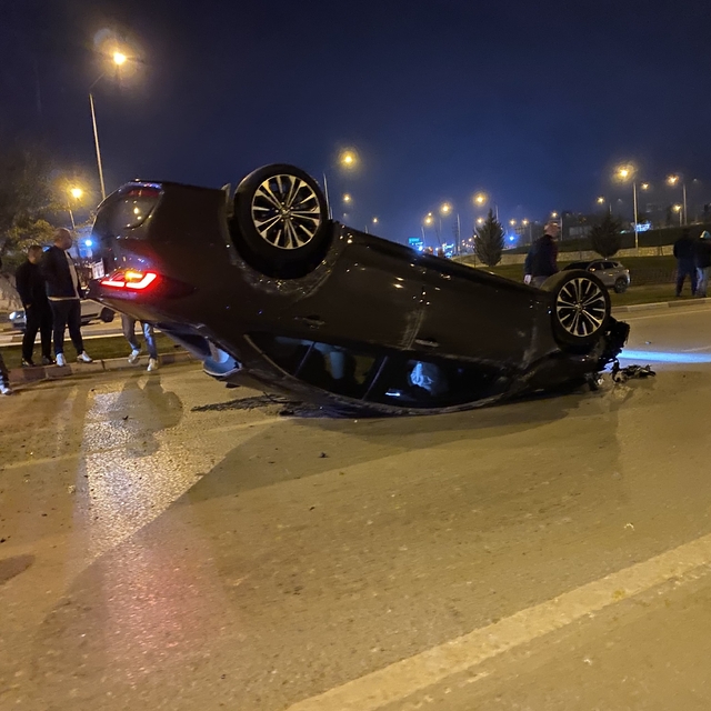 Kaza yapan araç takla attı: 2 yaralı