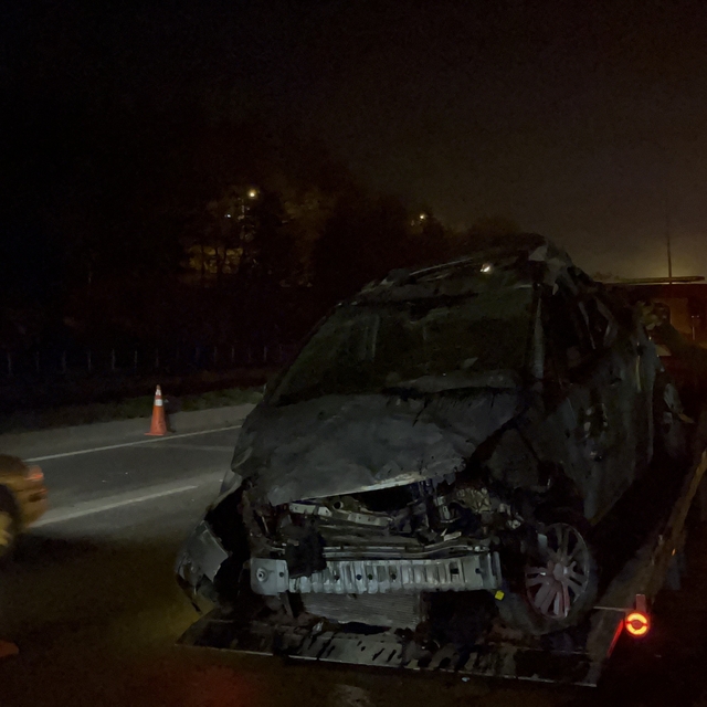 Kontrolden çıkan araç aydınlatma direğini devirip karşı yöne geçti