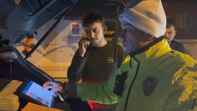 Kayseri'de ehliyetsiz oto tamircisi, araç sahibinden habersiz test sürüşüne çıktı
Otomobilinin habersiz kullanıldığını öğrenen araç sahibi isyan etti