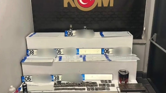 Kayseri polisinden 'sahte plaka' operasyonu: 2 gözaltı
Operasyonda çok miktarda sahte plaka yapımında kullanılan malzeme ele geçirildi