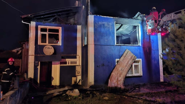 Sakarya'da iki katlı ev yangında kullanılamaz hale geldi