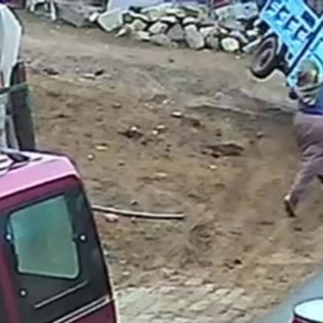 Üç tekerlekli motosiklet dengesi kaybolunca devrildi: Kaza anı kamerada