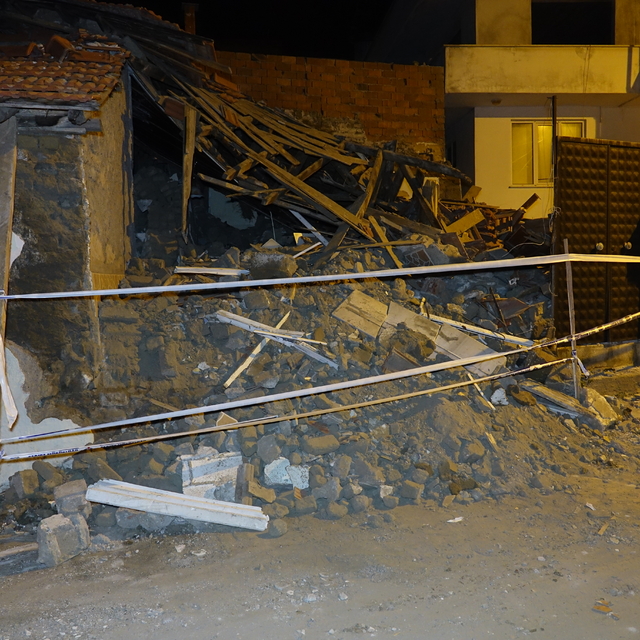 Balıkesir'de metruk bina çöktü